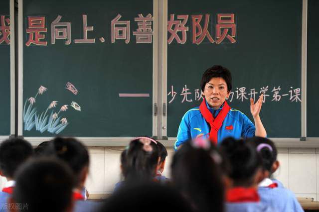 为影片需要而变换发型对塞隆来说并不新鲜，她此前曾以寸发造型出演《疯狂的麦克斯4：狂暴之路》，饰演的;狂怒姬一角让观众印象深刻